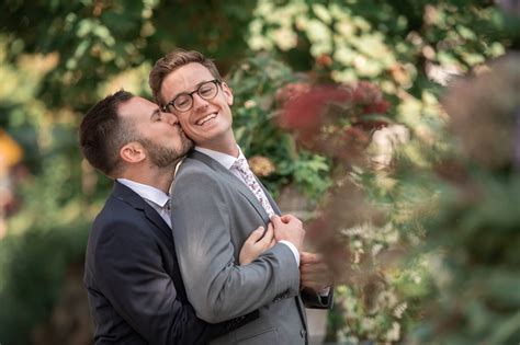 Sweet & Simple Posing Tips for LGBTQ+ Couples